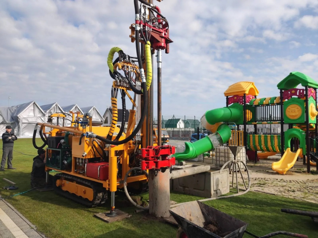 Wiertnica gotowa do pracy na terenie prywatnej posesji.